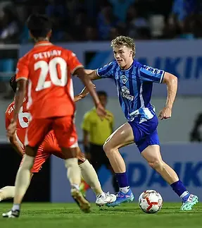 Fergus Tierney playing in Thai League 1